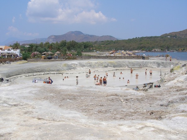 449. Ostov Vulcano - sirné jezírko.JPG